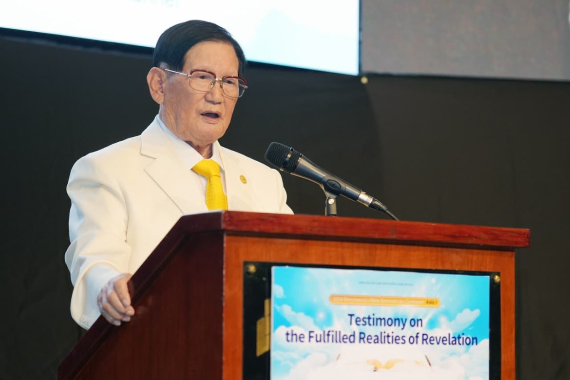 Lee Man-hee prononce un discours au pupitre lors d'un séminaire biblique.