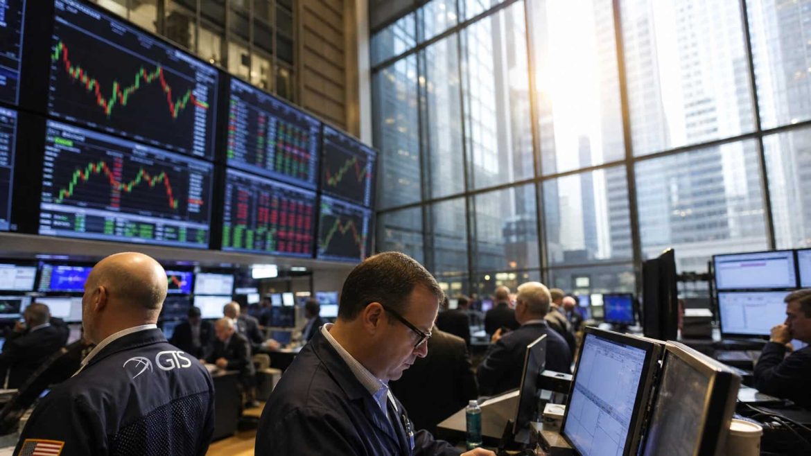 Un trader de la Bourse de New York (NYSE), portant un veston de courtier GTS, analyse des graphiques boursiers complexes sur plusieurs écrans alors qu'il examine les solutions d'investissement pour 2027.