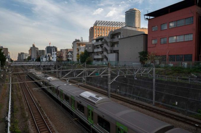 Ligne de train urbain illustrant les transports rapides pour un achat immobilier deuxième couronne prix abordable.